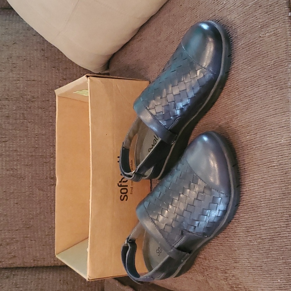 New in box Softwalk clog Navy 8W